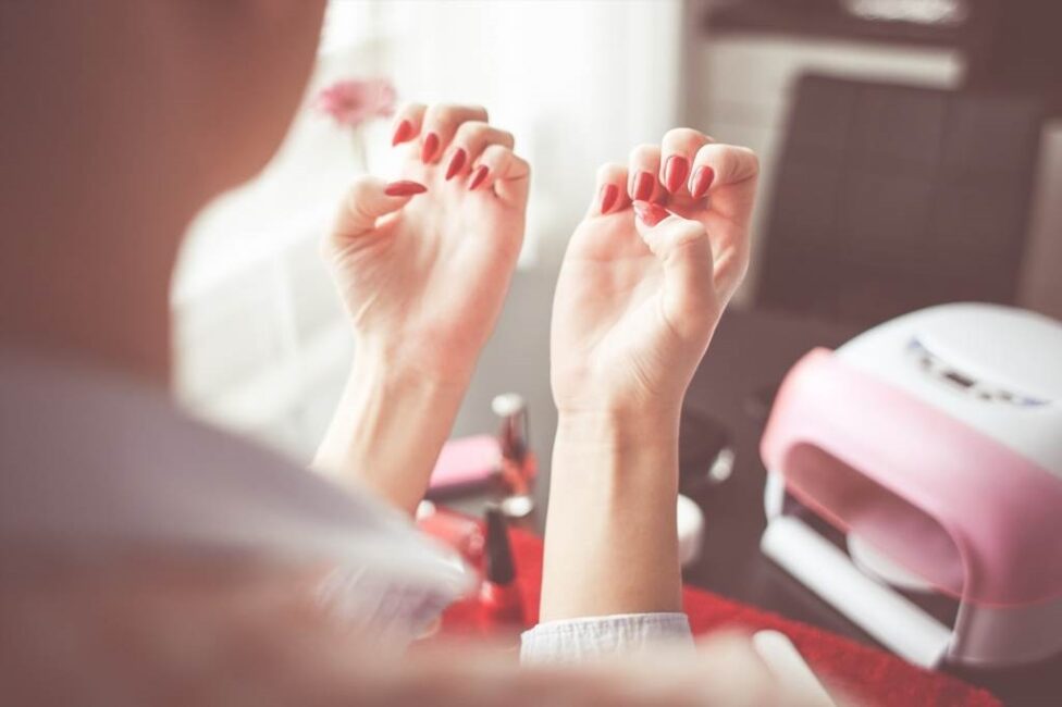 jak łatwo zrobić ładne paznokcie